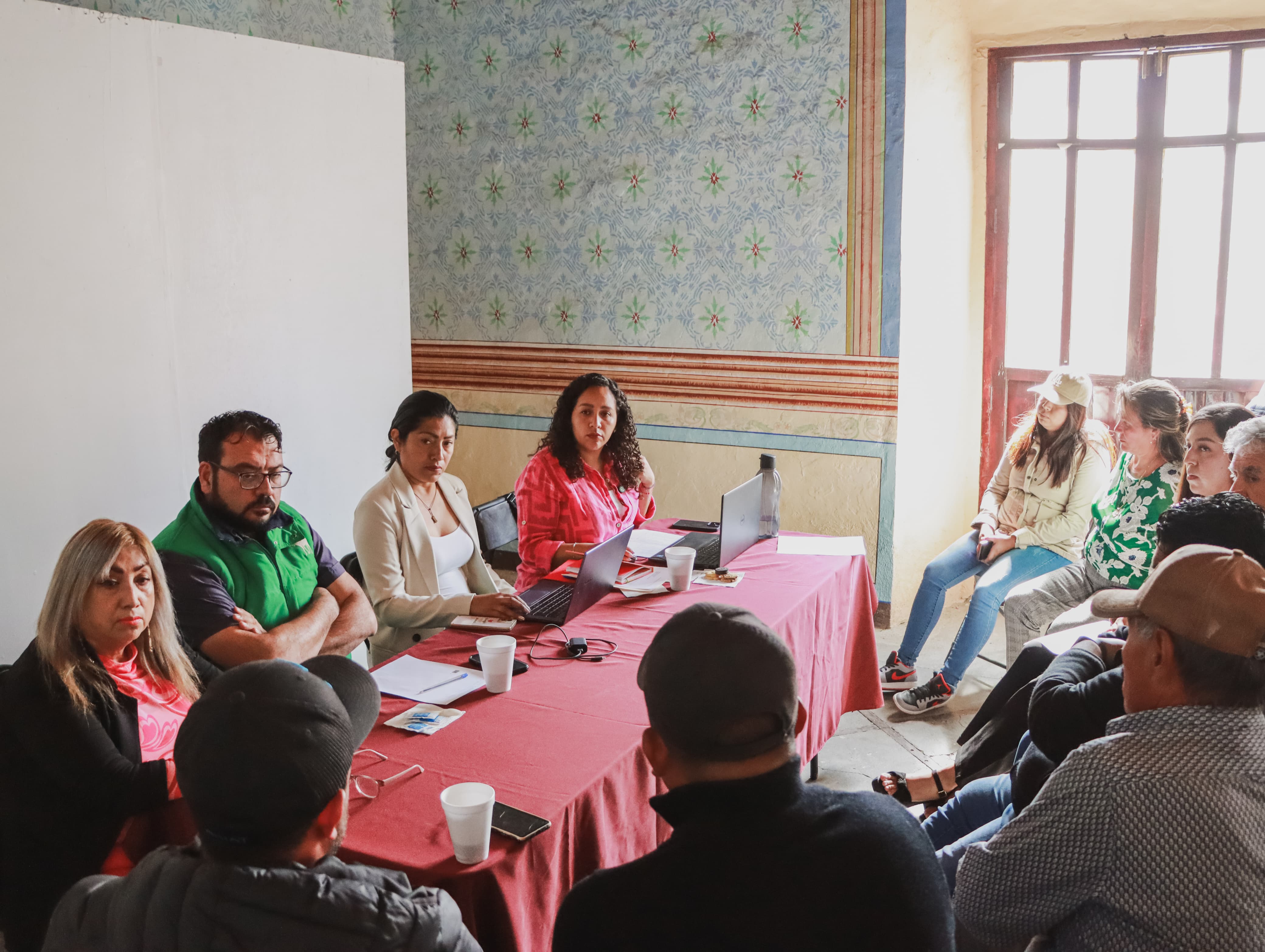 Mesa de trabajo entre alcaldesa y habitantes de Boyé