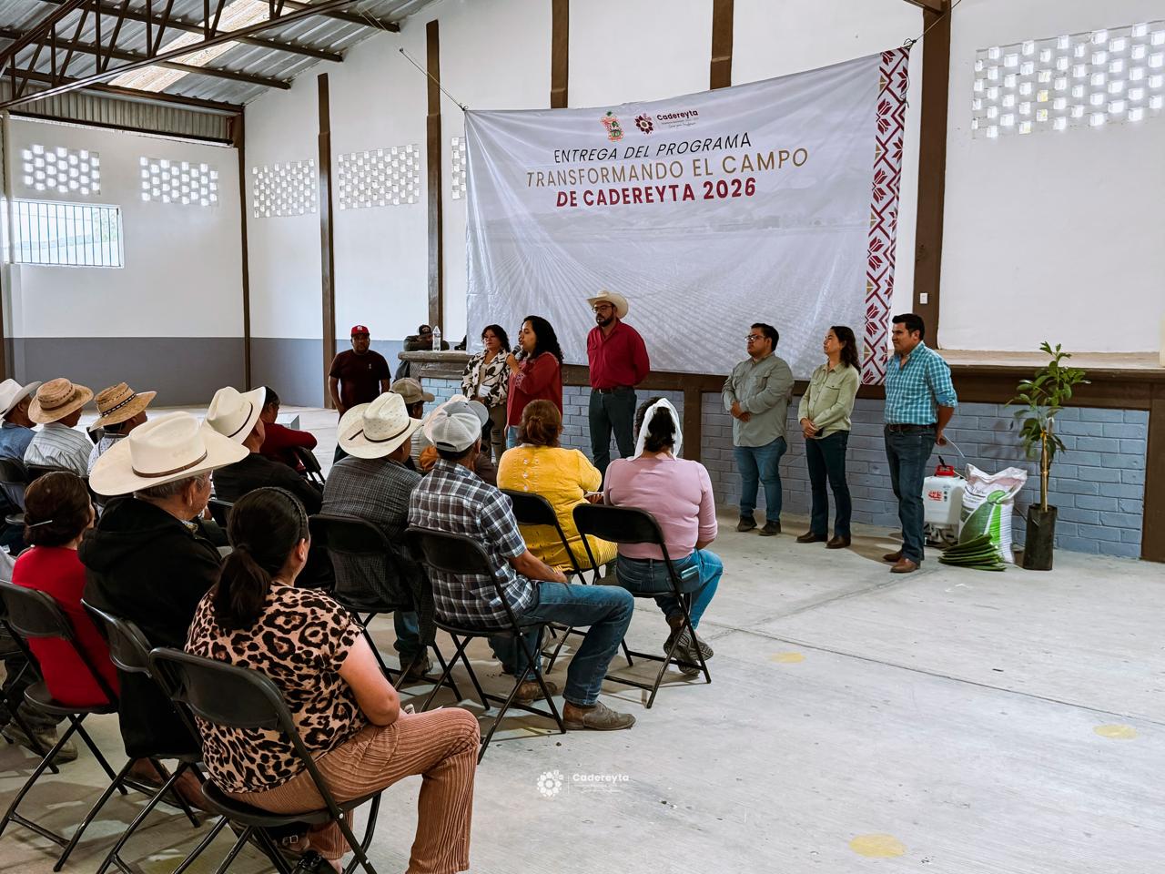 Benefician a 90 familias de Pathé y El Palmar, Cadereyta, con apoyos para el campo