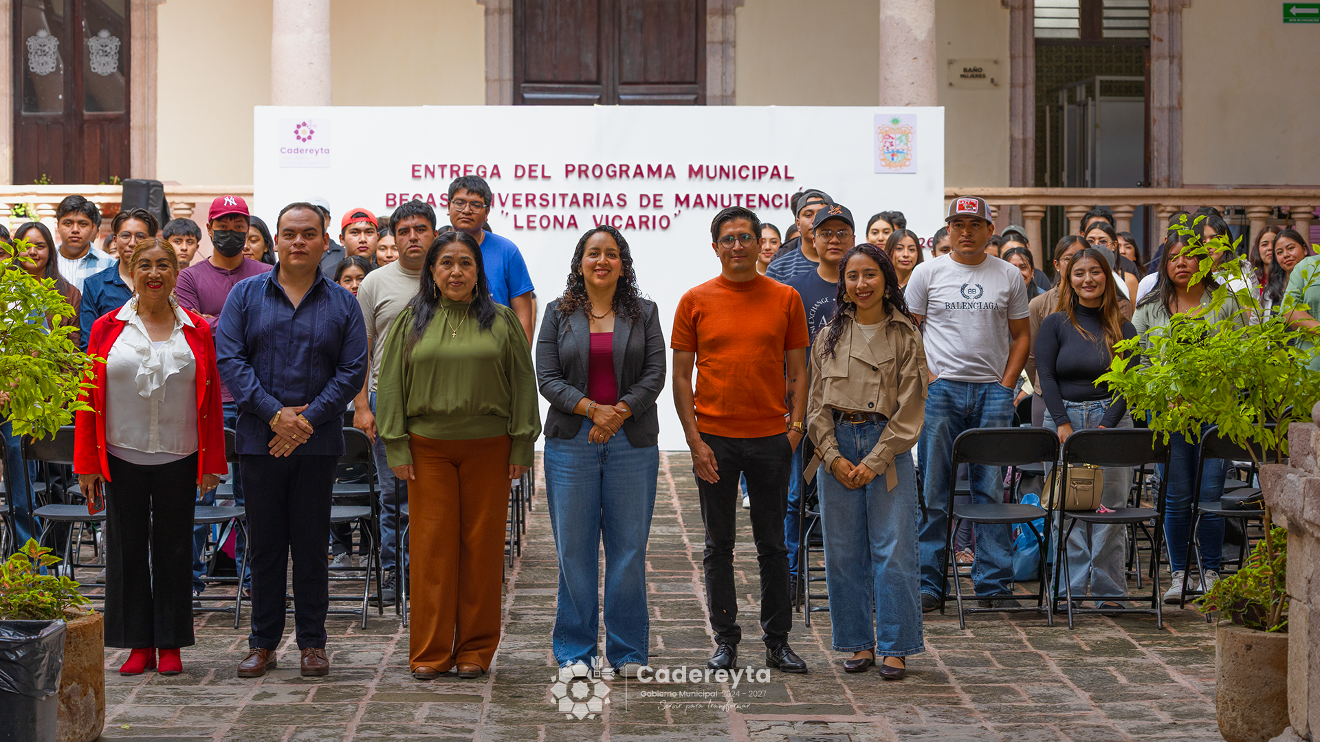 Entrega Gobierno de Cadereyta Becas Leona Vicario a 70 universitarios